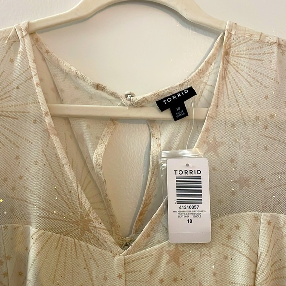 NWT TORRID DRESS - STAR MOON PRINT - MIDI A-LINE MESH FLUTTER SLEEVE PLUS SIZE - Picture 3 of 6